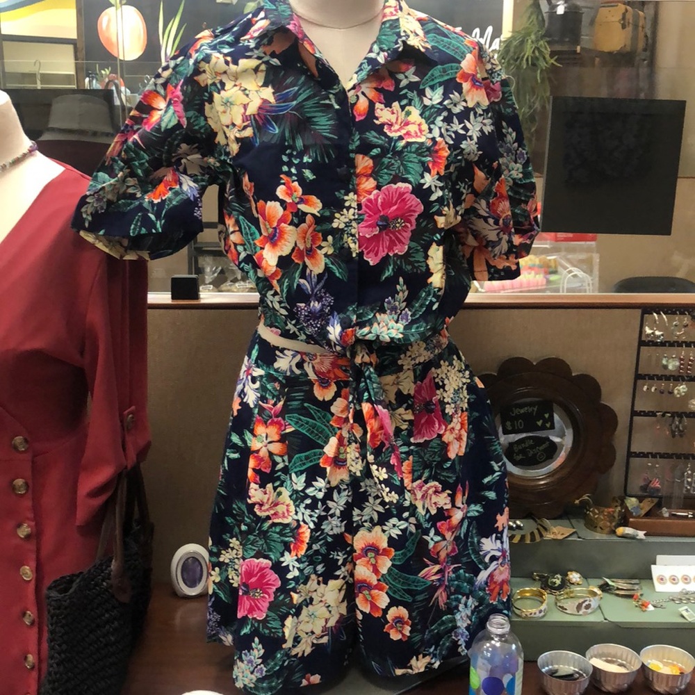 Vintage 2 piece crop top and shorts.  Size M. EUC.  Super cute.